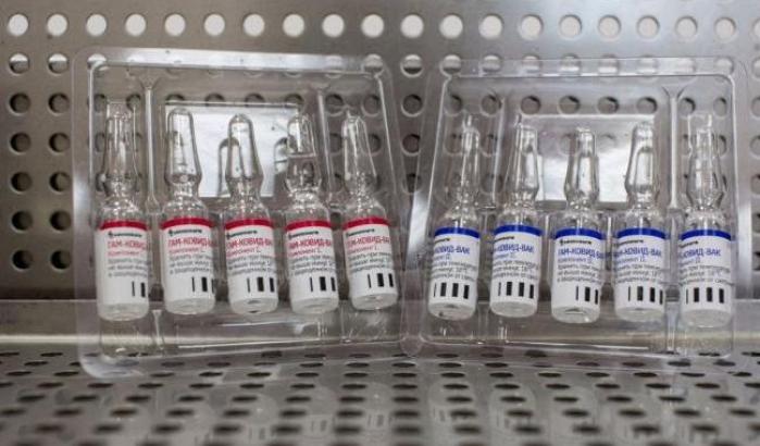 Vaccino russo, tutti i dubbi (al momento) della comunità scientifica internazionale