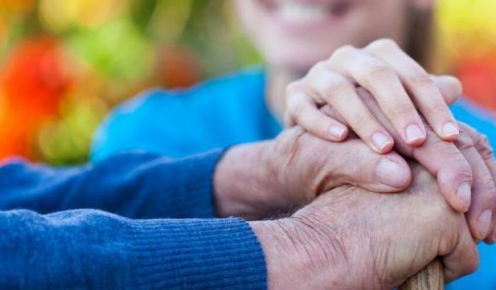 Sostenere chi aiuta: il ruolo troppo dimenticato del caregiver nella cura