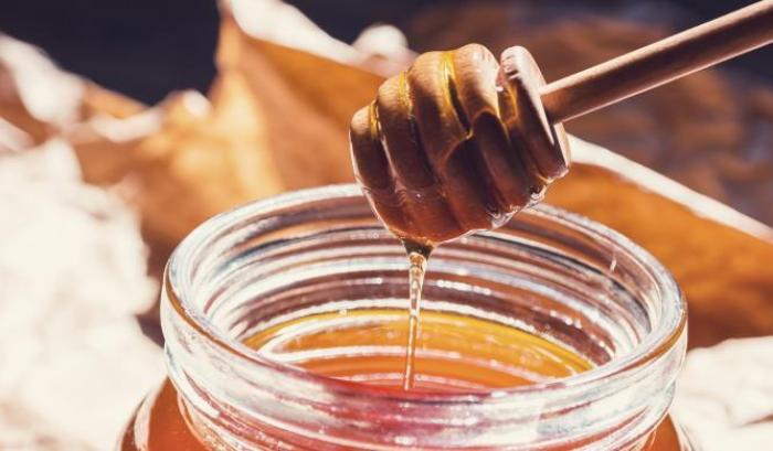 La scienza dà ragione al miele: funziona meglio dei farmaci antitosse