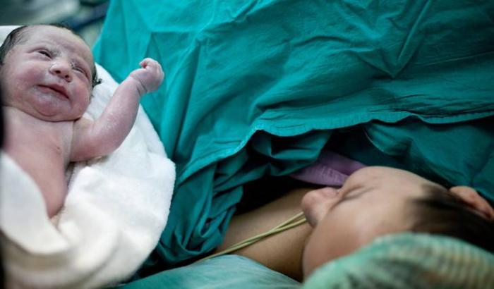Italia, nascono sempre meno bambini e troppi con il parto cesareo