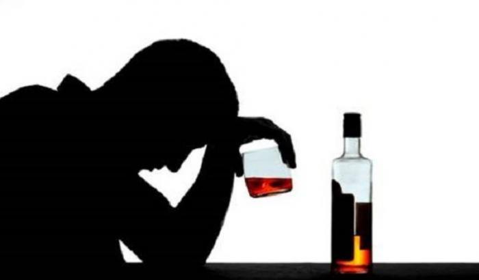 Abuso di alcol: il rischio è la comparsa precoce di demenza