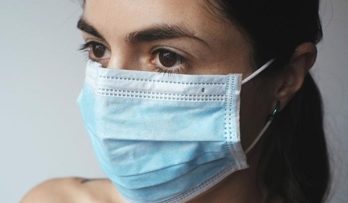 I consigli dei dermatologi per proteggere la pelle sotto la mascherina