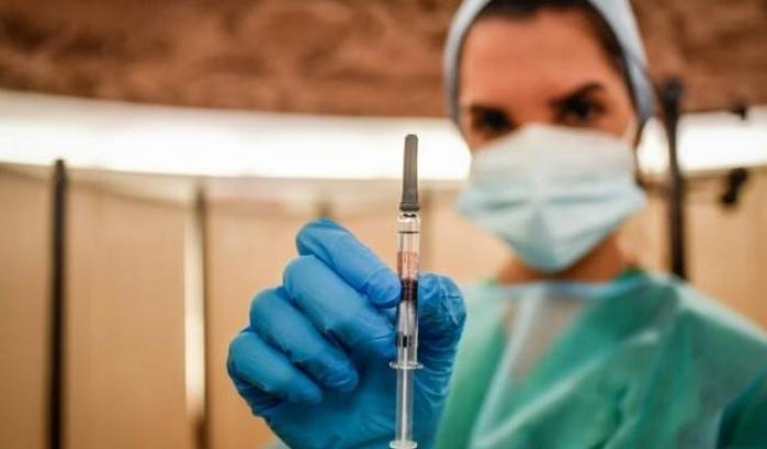 Covid, 19, il vaccino Astrazeneca entra nella fase tre: servono 300 volontari