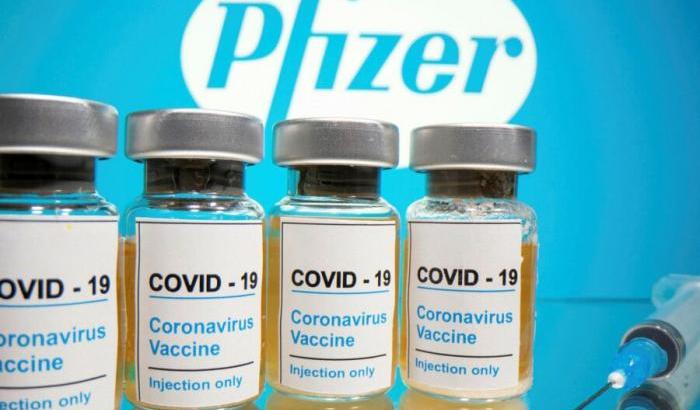 Effetti collaterali da vaccino Pfizer: li raccontano i volontari