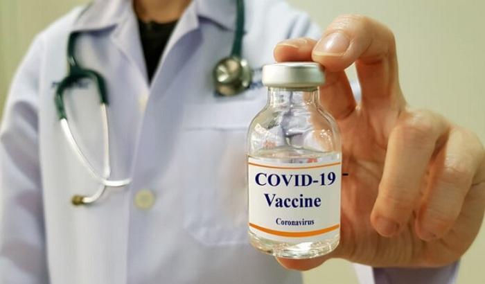 Ex malati Covid, donne incinte e giovanissimi non devono vaccinarsi