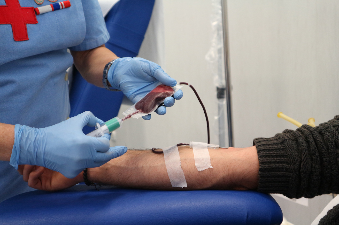 La denuncia della Croce Rossa: "Dai no-vax bufale pericolose su vaccini e donazioni di sangue"