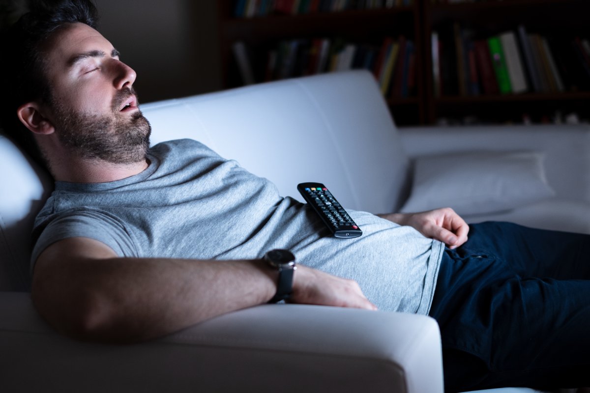 Il nuovo studio che spiega perché addormentarsi davanti alla tv accesa non fa bene